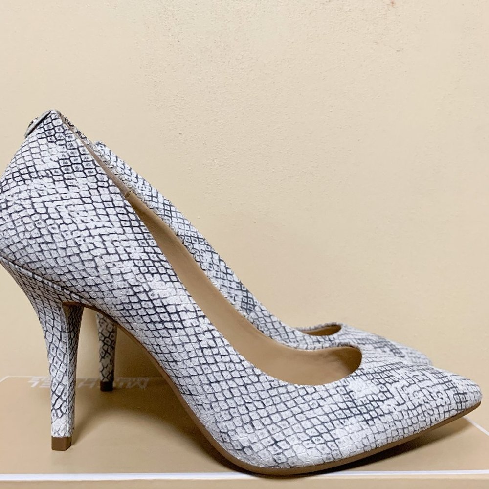 New MICHAEL KORS Claire Snakeskin Pumps Size 8